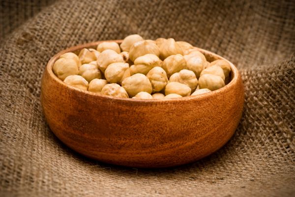 نمایی از بسته‌بندی حرفه‌ای مغز فندق شور اشکورات آیاز در وزن ۵۰۰ گرمی 