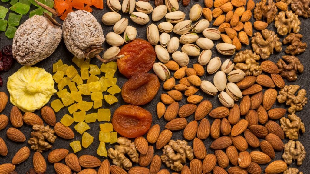 تصویر پسته شور ایرانی داخل کاسه چوبی – تنقلات سالم، طبیعی و خوش‌طعم