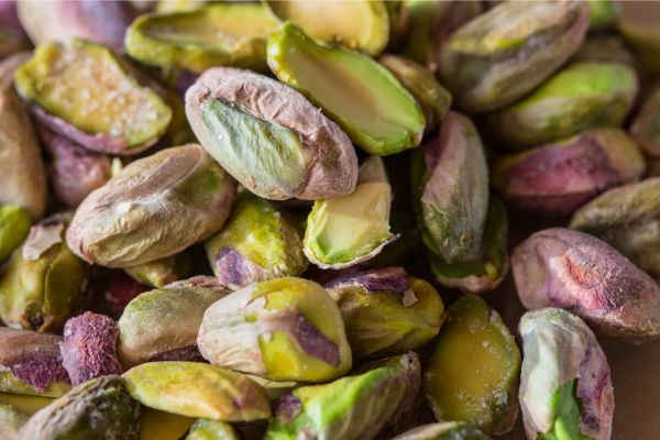 مغز پسته لوکس خام آیاز با رنگ سبز روشن و کیفیت ممتاز 